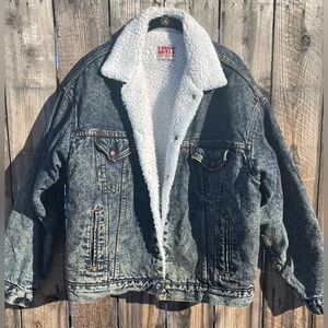 Levi’s Men’s Acid Wash Denim Trucker Jacket.
Sherpa lined. 
Size L
Vintage